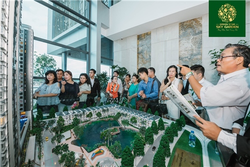 Nhà đầu tư bị cuốn hút khi tham quan Lễ khai trương căn hộ mẫu Green Star Sky Garden